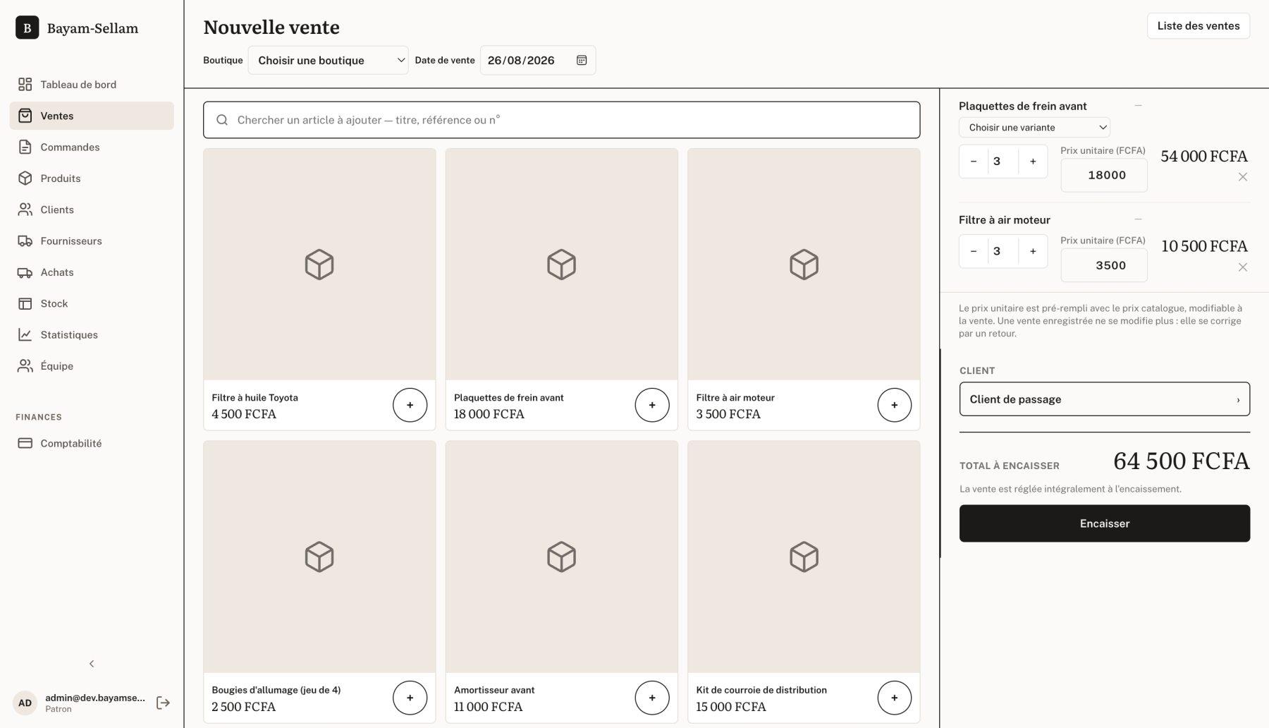 Écran Nouvelle vente de Bayam-Sellam : catalogue de produits avec leurs prix en FCFA, panier avec quantités et prix unitaires modifiables, client de passage et total à encaisser de 64 500 FCFA